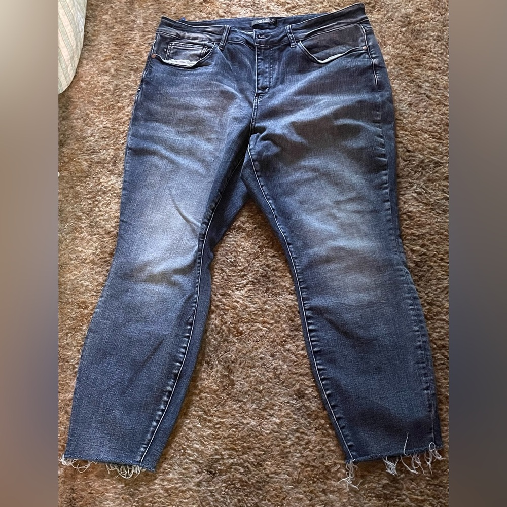 Judy Blue Jeans Women's 18 W Skinny Fit Distressed Frayed Hem Denim!no tagz .